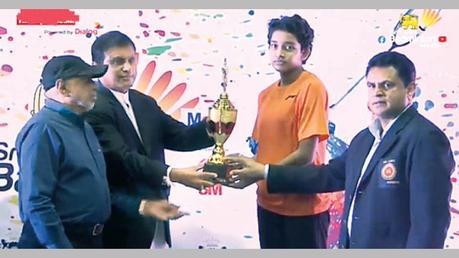Women's champion Ranithma Liyanage receving the challenge trophy from Nuwara Eliya Mayor Chandana Lal Karunaratne. Sri Lanka Badminton President Rohan De Silva and Central Province Badminton Association President Mahinda Dodampagamage are also present.