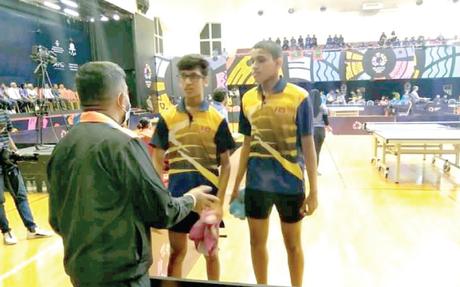 Coach Buddhika Dikkumbura giving instructions to Sri Lankan Under 15 skipper Dewmeth Weerasena and Diran Harmer during the break of the game. 