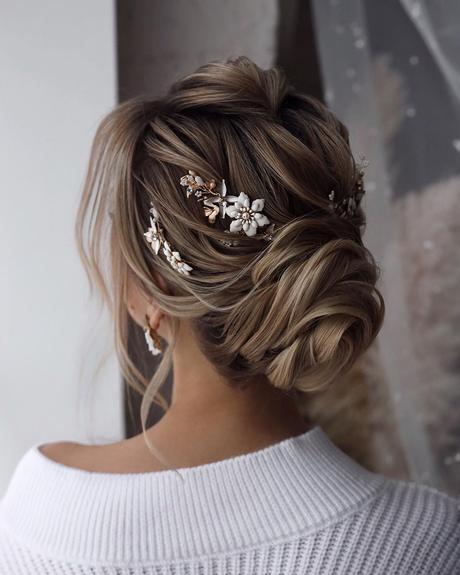 winter wedding hairstyles tender flowers in hair tonyastylist