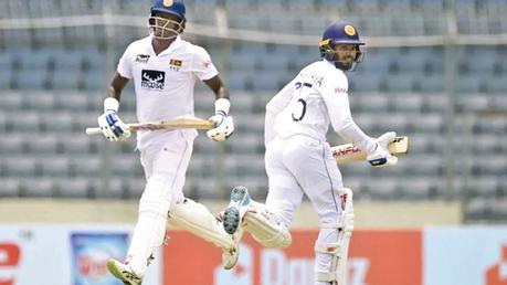 Sri Lanka's most-productive partnership was the 102-run stand between Mathews and de Silva.