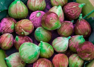 Which one doesn't belong? [figs]