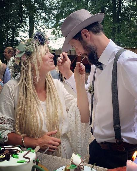 wedding hairstyles for dreadlocks slightly messy with flowercrown bohoelfe