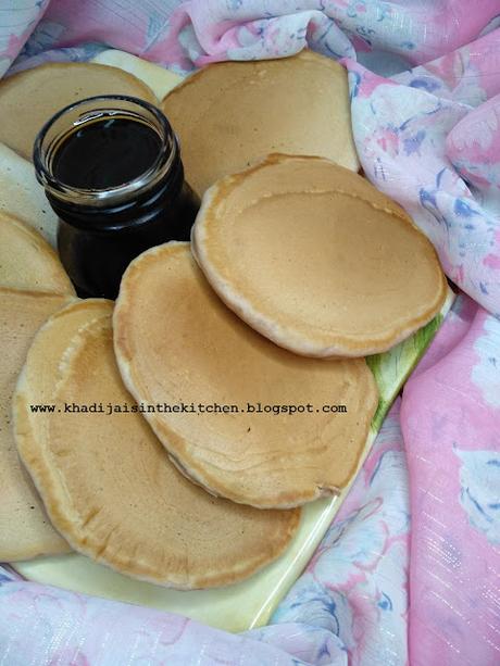 CRÊPES AMÉRICAINES À LA BOISSON AUX AMANDES AU CHOCOLAT / CHOCOLATE ALMOND BEVERAGE PANCAKES / PANQUEQUES CON BEBIDA DE ALMENDRAS SABOR CHOCOLATE / فطائر أمريكية بمشروب  حليب اللوز بالشوكولاتة