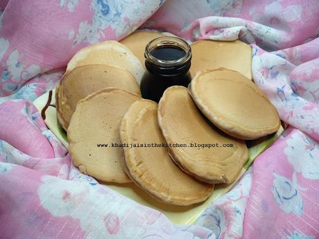 CRÊPES AMÉRICAINES À LA BOISSON AUX AMANDES AU CHOCOLAT / CHOCOLATE ALMOND BEVERAGE PANCAKES / PANQUEQUES CON BEBIDA DE ALMENDRAS SABOR CHOCOLATE / فطائر أمريكية بمشروب  حليب اللوز بالشوكولاتة