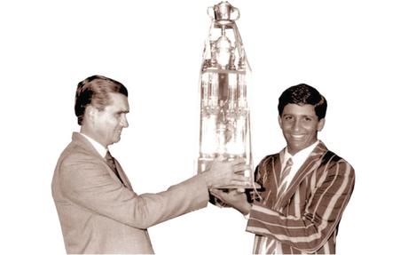 Sanjeewa Ranatunga - the Observer Schoolboy Cricketer of the Year 1988, receives his cherished award from chief guest, former Sri Lanka captain Michael Tissera.