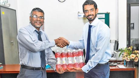 TTASL General Secretary Reza Latiff (left) receiving a pack of Yeti products from Director Yeti Dr Dilshan Balasuriya.