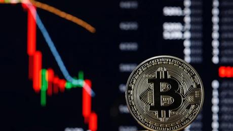 As_the_selling_pressure_increases,_Bitcoin_falls_below_$19,000_and