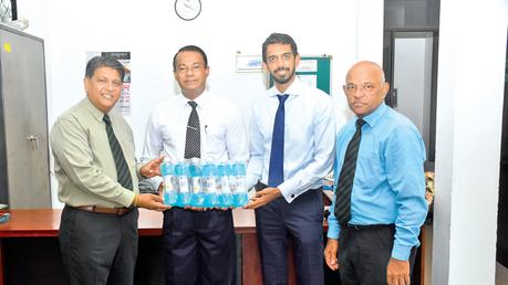 Major Sanath Abeywickrama (left), President, 82 Batch of St. John’s College OBA receiving a pack of Yeti products from Director Yeti Dr Dilshan Balasuriya (third from left). Also in the picture are Dhanaraj Ramarathnam (President OBA) and Chandana Perera (former President OBA and Chairman, Organising Committee) 