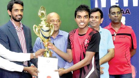 Nimesh Ranchagoda the men’s champion receiving the trophy from the Managing Director of Yeti, Dr. Dilshan Balasuriya, and TTASL Former President Chandana Perera. 