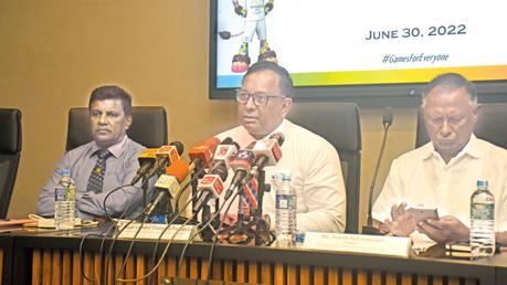 Chef-de-Mission Major General Dampath Fernando (centre) stressing a point to the media. Looking on are Gamini Jayasinghe (left), Team Manager and Suresh Subramaniam (right), President NOCSL. (Pic by Gayan Pushpika)