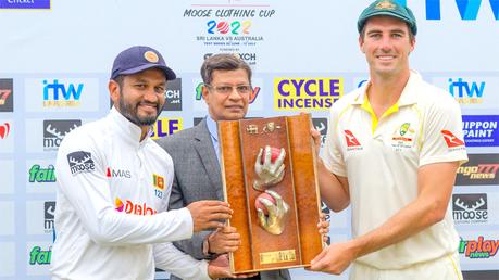 Two Captains Dimuth Karunaratne, Pat Cummins and SLC Secretary Mohan de Silva with the Warne-Muralitharan trophy after the series was shared 1-all at the Galle International Cricket Stadium. (Pix courtesy SLC)
