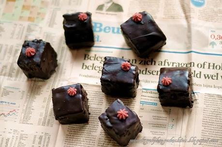Chocolate Gingerbread Petit Fours with Blackberry Buttercream/ Шоколадно-Имбирные Птифур с Ежевичным Кремом