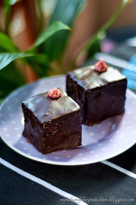 Chocolate Gingerbread Petit Fours with Blackberry Buttercream/ Шоколадно-Имбирные Птифур с Ежевичным Кремом