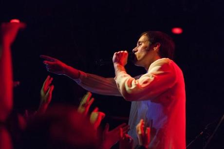IMG 0611 620x413 OF MONTREAL GAVE PSYCHEDELIC PERFORMANCE AT NEUMOS [PHOTOS]