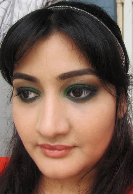 GO GREEN EVEN ON THE EYES LOTD USING GREEN EYESHADOW