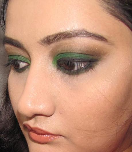 GO GREEN EVEN ON THE EYES LOTD USING GREEN EYESHADOW