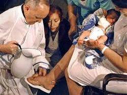PopeFrancisFootWashing