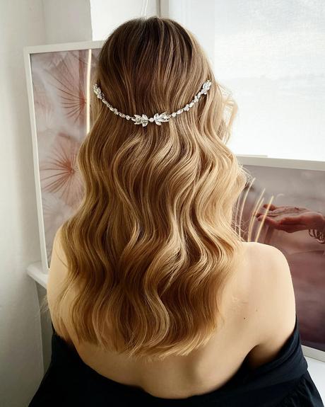 wedding hairstyles headband wavy medium hair down lenabogucharskaya