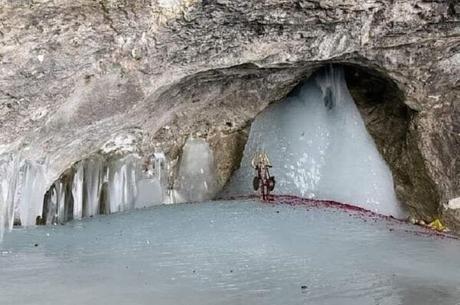 Pilgrim-to-the-holy-shrine-of-Amarnath