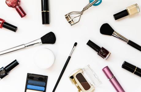 7 Best Makeup Tools and How to Use Them