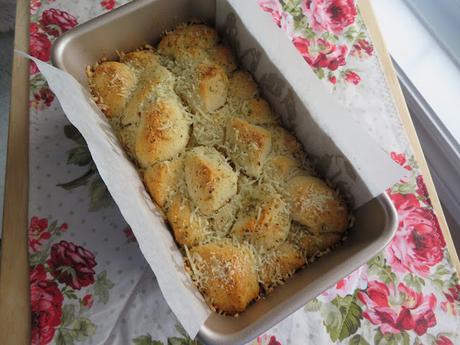 Garlic Parmesan Pull-Apart Bread