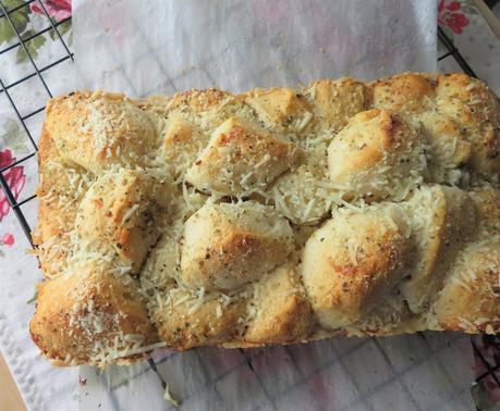 Garlic Parmesan Pull-Apart Bread