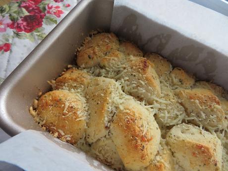 Garlic Parmesan Pull-Apart Bread