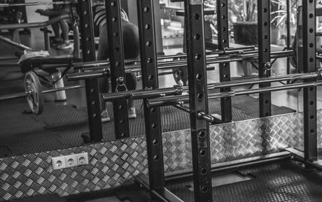 Squat Rack Spotter Pins vs Safety Straps