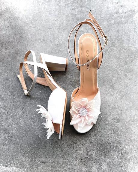 beach wedding sandals flower