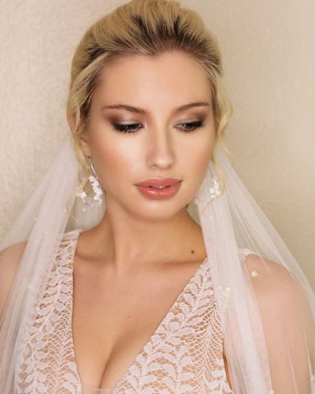 romantic wedding makeup light gols natural light smokey stormemakeupartist