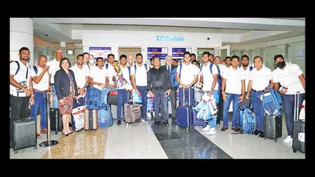Sri Lankan cricket team with SLC president holding Asia Cup after arriving at the Katunayake Airport. (Pix courtesy SLC)