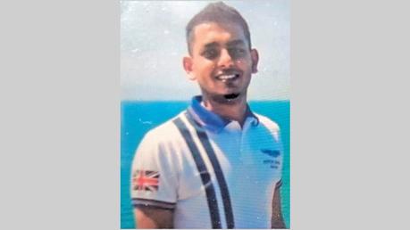 Robber couple escape  after stabbing man, father