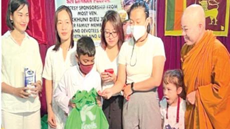 Ven. Bhikkhuni An Dieu in Sri Lanka to help the needy