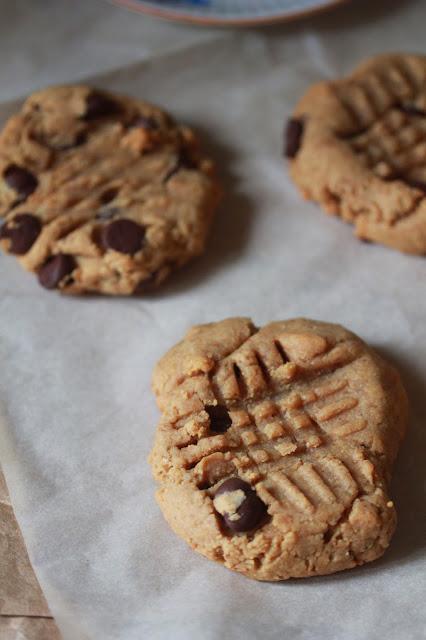 Vegan Peanut Butter Chocolate Chip Cookies