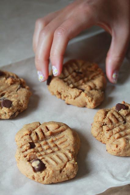 Vegan Peanut Butter Chocolate Chip Cookies