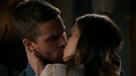 Ollie and Laurel Kiss - Arrow