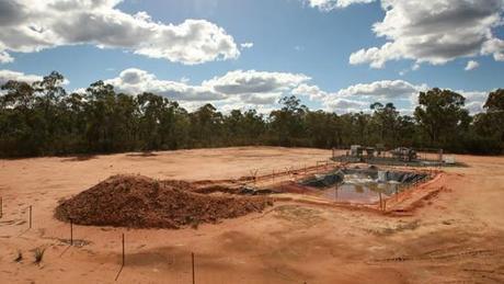 Coal seam gas well pad with holding pond (Image: Tony Pickard)