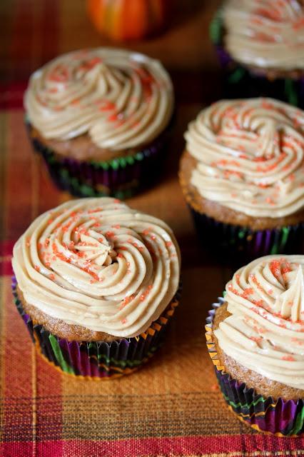 Vegan Pumpkin Spice Cupcakes with Speculoos Cream Cheese Frosting