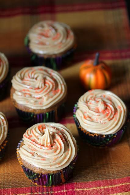 Vegan Pumpkin Spice Cupcakes with Speculoos Cream Cheese Frosting