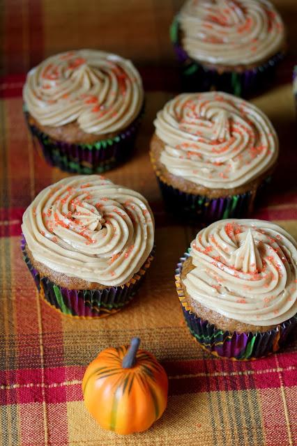 Vegan Pumpkin Spice Cupcakes with Speculoos Cream Cheese Frosting