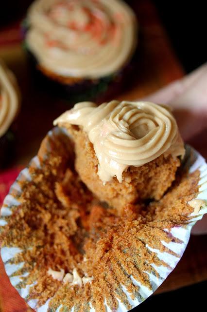 Vegan Pumpkin Spice Cupcakes with Speculoos Cream Cheese Frosting