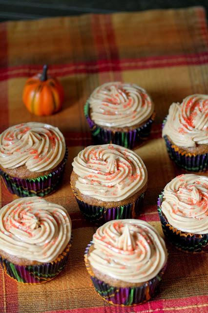 Vegan Pumpkin Spice Cupcakes with Speculoos Cream Cheese Frosting