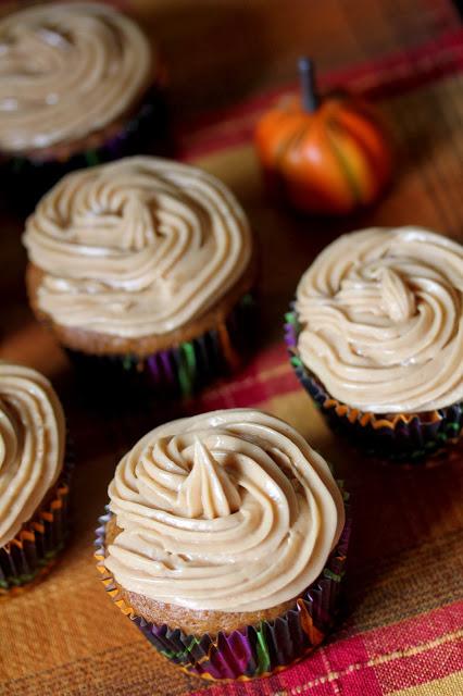Vegan Pumpkin Spice Cupcakes with Speculoos Cream Cheese Frosting