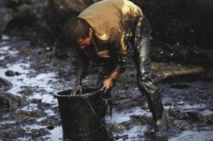 A worker cleans up after China’s 2010 Dalian oil spill. Credit: Associated Press