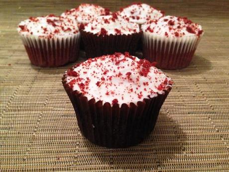 red velvet cupcakes with cream cheese frosting icing and matching cake crumb topping easy simple recipe uk ingredients without buttermilk chocolate and vanilla