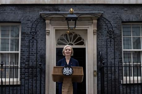 British system of governance in turmoil - Liz Truss resigns !!