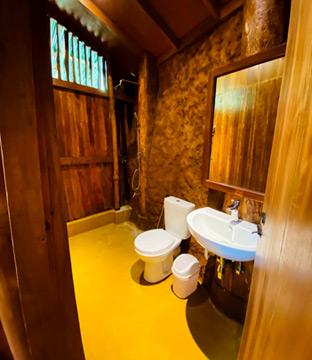 Cabin @ Creek, Cabin Immersed in Nature