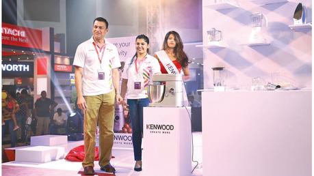 Singer Sri Lanka Group CEO Mahesh Wijewardene and Singer Sri Lanka PLC Assistant Brand Manager Lakshika Gamage unveils the ultimate versatile chef Kenwood Chef XL