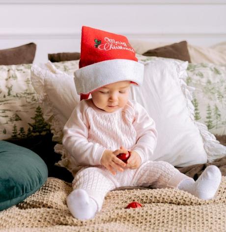 70+ Cute (and Doable) Baby’s First Christmas Photo Ideas