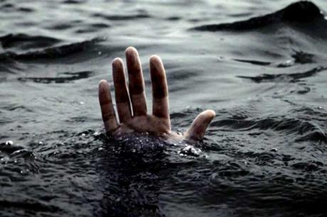 1549934131 Dead in Water L